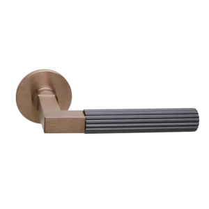 Deurkruk Modul Bauhaus Linear matbrons PVD carbon PVD op dun rond geveerd rozet